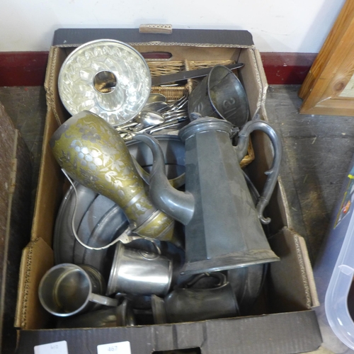 467 - A collection of assorted brass, pewter and other metalware