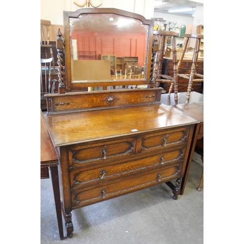 224 - An early 20th Century oak barleytwist dressing chest