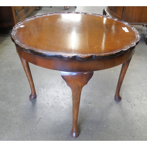 226 - A Queen Anne style walnut coffee table