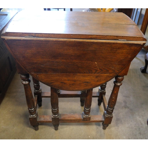 304 - A small oak gateleg table