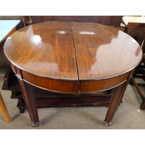 314 - An Edward VII mahogany extending dining table