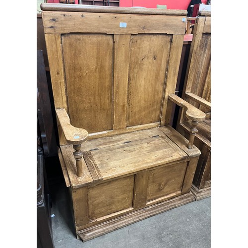 204 - A Victorian style pine settle