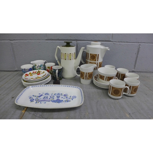 1062 - A box of retro tea and coffeewares **PLEASE NOTE THIS LOT IS NOT ELIGIBLE FOR IN-HOUSE POSTING AND P... 