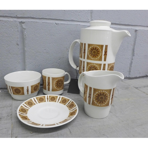 1062 - A box of retro tea and coffeewares **PLEASE NOTE THIS LOT IS NOT ELIGIBLE FOR IN-HOUSE POSTING AND P... 