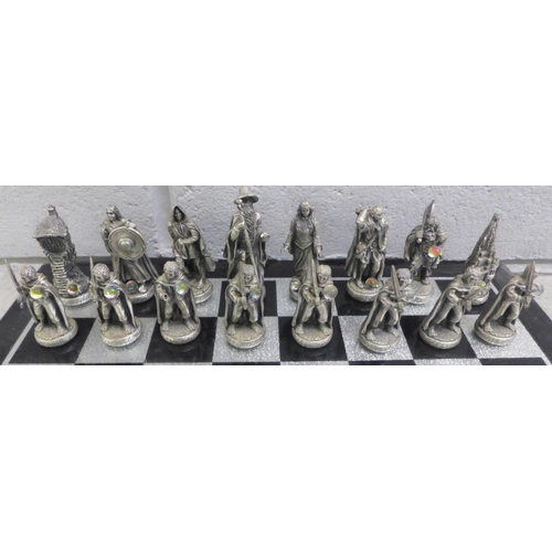 1069 - A Lord of The Rings pewter chess et by Tudor Mint, complete with glass board and pieces, in original... 