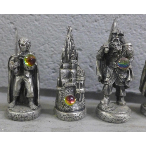 1069 - A Lord of The Rings pewter chess et by Tudor Mint, complete with glass board and pieces, in original... 