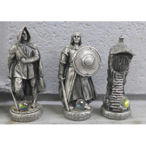 1069 - A Lord of The Rings pewter chess et by Tudor Mint, complete with glass board and pieces, in original... 