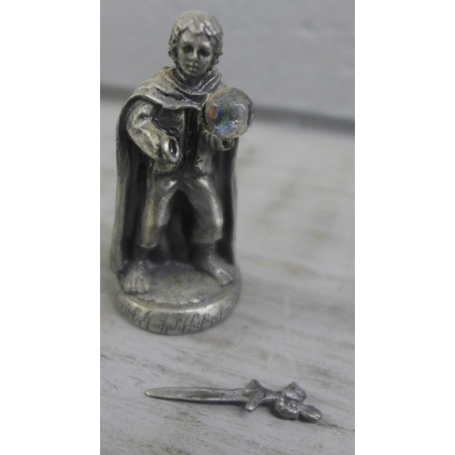 1069 - A Lord of The Rings pewter chess et by Tudor Mint, complete with glass board and pieces, in original... 