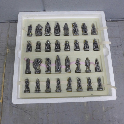 1069 - A Lord of The Rings pewter chess et by Tudor Mint, complete with glass board and pieces, in original... 