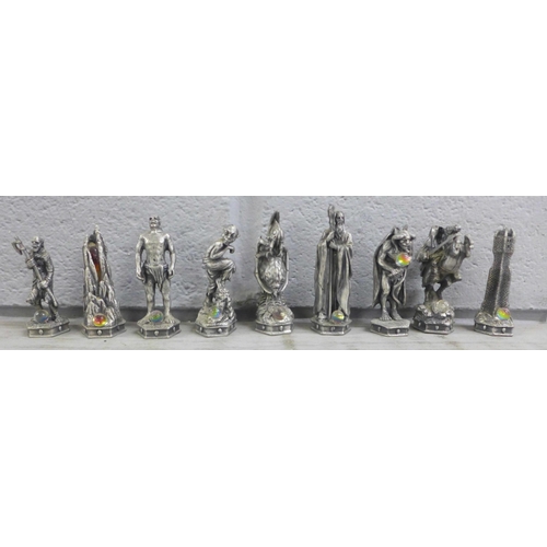 1069 - A Lord of The Rings pewter chess et by Tudor Mint, complete with glass board and pieces, in original... 