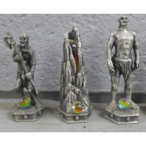 1069 - A Lord of The Rings pewter chess et by Tudor Mint, complete with glass board and pieces, in original... 