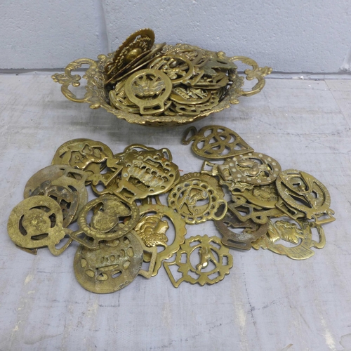 1070 - An ornate brass bowl and a collection of horse brasses **PLEASE NOTE THIS LOT IS NOT ELIGIBLE FOR IN... 