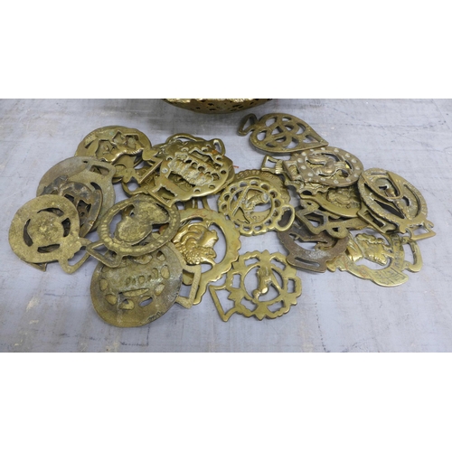 1070 - An ornate brass bowl and a collection of horse brasses **PLEASE NOTE THIS LOT IS NOT ELIGIBLE FOR IN... 