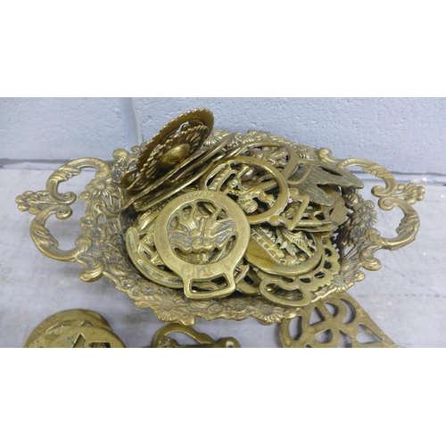 1070 - An ornate brass bowl and a collection of horse brasses **PLEASE NOTE THIS LOT IS NOT ELIGIBLE FOR IN... 