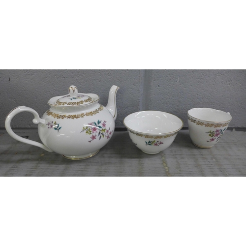 1091 - A Royal Grafton six setting tea service, 22 pieces **PLEASE NOTE THIS LOT IS NOT ELIGIBLE FOR IN-HOU... 