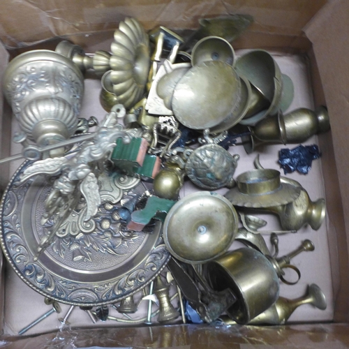 1093 - A box of mixed brass ornaments and two pairs of bellows **PLEASE NOTE THIS LOT IS NOT ELIGIBLE FOR I... 