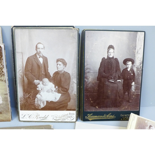 635 - A collection of cabinet cards, carte de visite cards and postcards