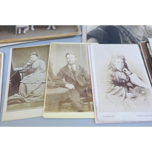 635 - A collection of cabinet cards, carte de visite cards and postcards