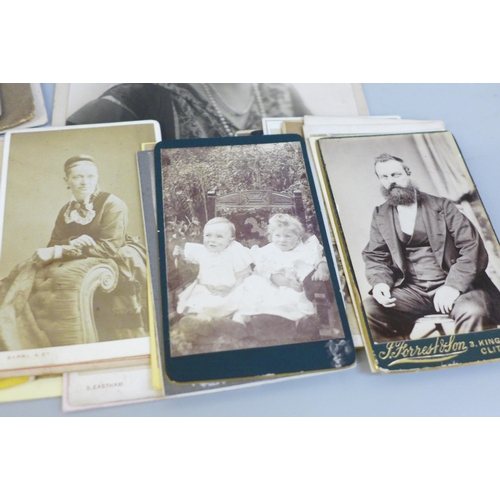 635 - A collection of cabinet cards, carte de visite cards and postcards