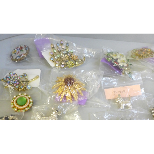 643 - Earrings, cufflinks, brooches, etc.