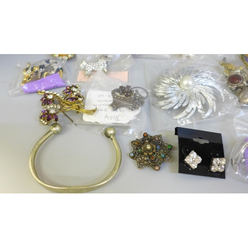 643 - Earrings, cufflinks, brooches, etc.