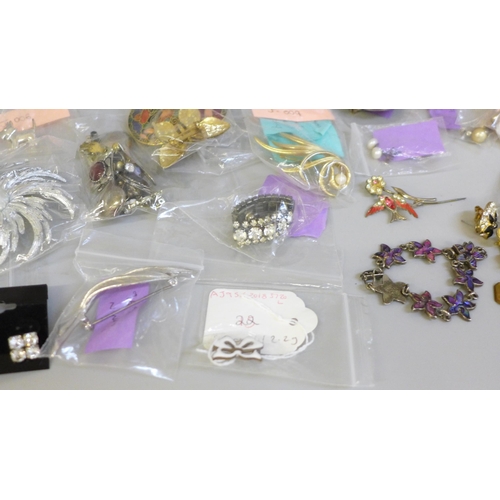 643 - Earrings, cufflinks, brooches, etc.