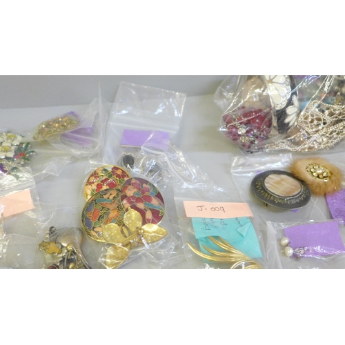 643 - Earrings, cufflinks, brooches, etc.