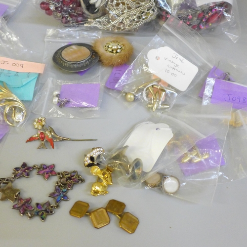 643 - Earrings, cufflinks, brooches, etc.