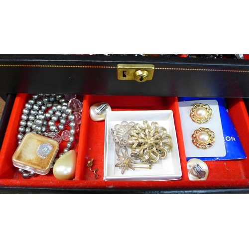 650 - A large jewellery box and costume jewellery including a pair of silver bottle cufflinks and a small ... 