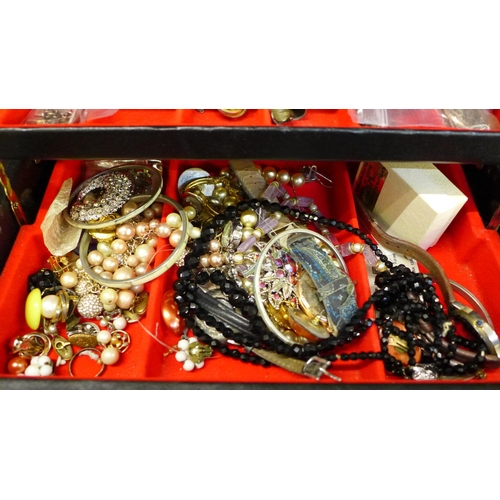 650 - A large jewellery box and costume jewellery including a pair of silver bottle cufflinks and a small ... 