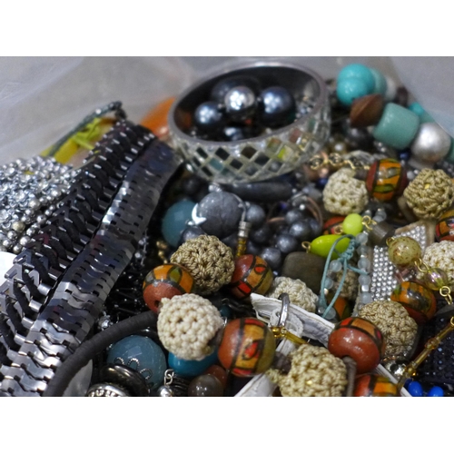 698 - A large bag of mixed costume jewellery, approximately 8kg