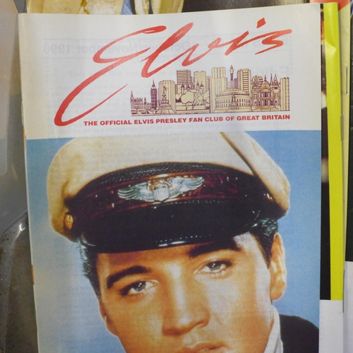 708 - Elvis Presley magazines, Series 6 and other magazines