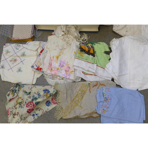 711 - A box of vintage embroidered linen, table cloths, etc., lace edged and crochet work