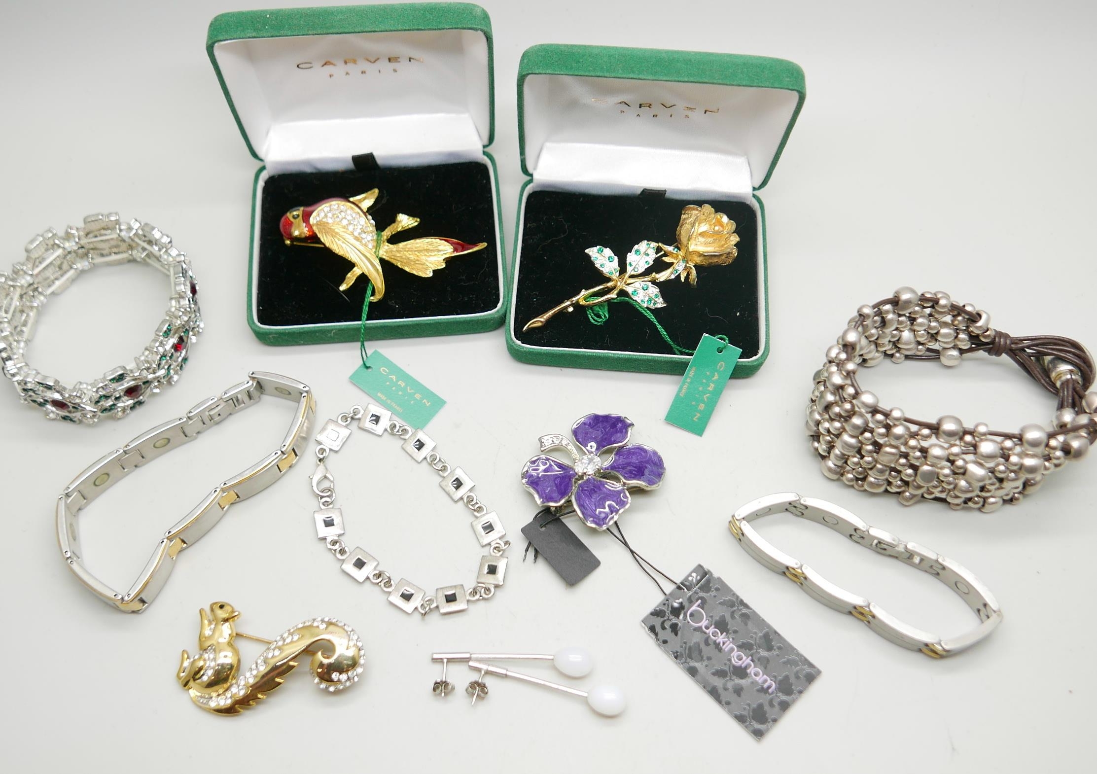 Two cased Carven Paris brooches and assorted costume jewellery