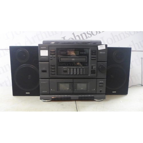 2137 - A Sanyo DCX110 compact stereo sound system with record player turntable, compact disc player, graphi... 