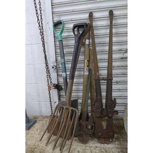 2225 - 2 Forks, an axe, a lump hammer, a spade, a pick, a set of Record bolt croppers and a stilson