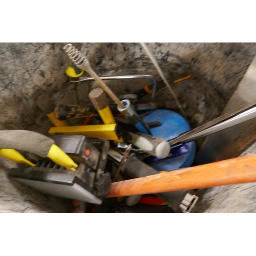 2346 - A quantity of hand tools including plastering trowels and floats, hand saws, hammers, screwdrivers, ... 