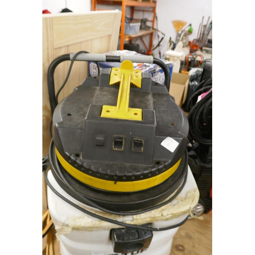 2365 - A V-tuff Mammoth 240 heavy duty water vacuum (7770) * this lot is subject to VAT *this item is to be... 