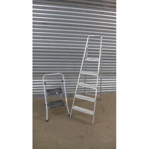 2189 - A Beldray 5-rung stepladder and a set of 2-rung steps