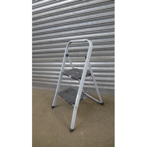 2189 - A Beldray 5-rung stepladder and a set of 2-rung steps