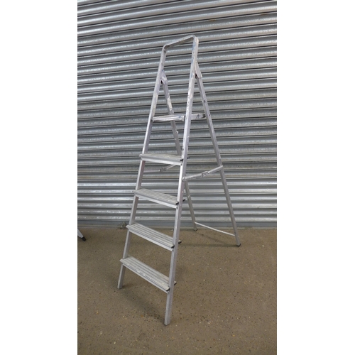 2189 - A Beldray 5-rung stepladder and a set of 2-rung steps