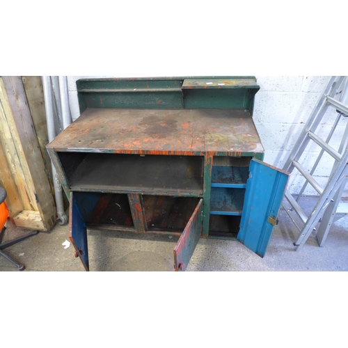 2190 - A 120cm x 50cm x 101cm metal work bench