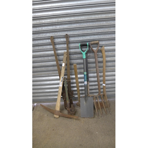 2225 - 2 Forks, an axe, a lump hammer, a spade, a pick, a set of Record bolt croppers and a stilson