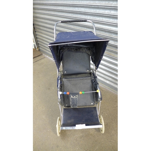 2257 - A vintage Silver Cross push chair