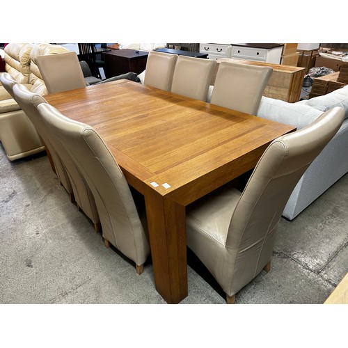 1551 - An oak extendable dining table and eight leather chairs