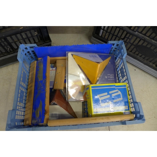 2339 - A plastic tote box of five folding crates, two cove mitres, eight texture combs and a pair of steel ... 