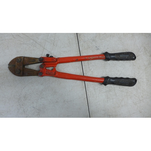 2031 - 2 Pairs of bolt croppers - 450mm and 36