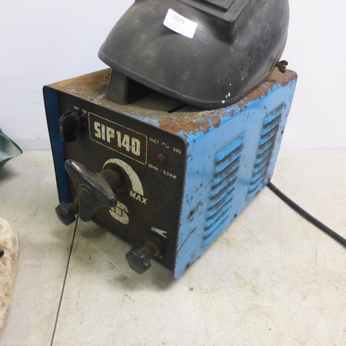 2039 - A SIP 140 240v stick welder with mask and a quantity of welding electrodes