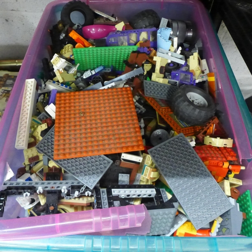 2059 - A large quantity of Lego and Mega Blocks building bricks