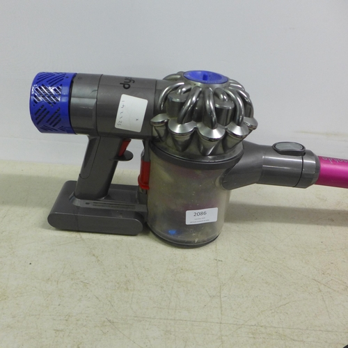 2086 - A Dyson V6 Absolute cordless vacuum cleaner with charger and wall mount